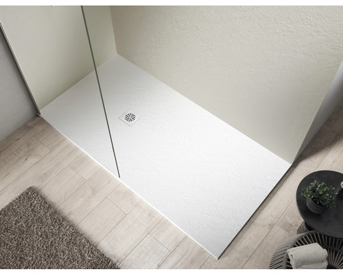 Begehbare Dusche mit flacher Duschwanne und Ablaufgarnitur in einem modern gestalteten Badezimmer