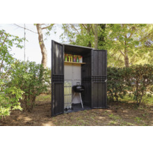 Geöffneter Geräteschuppen aus Kunststoff mit Regalen, Grill und Leiter im Garten