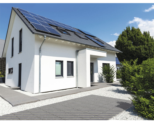 Einfamilienhaus mit Solaranlage auf dem Dach und gepflasterter Einfahrt
