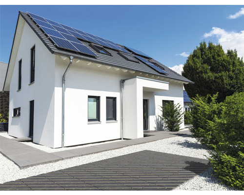 Maison individuelle avec panneaux solaires et allée pavée