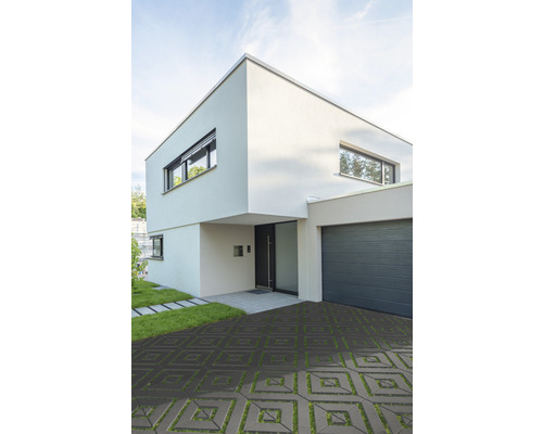 Maison moderne avec des pavés de gazon dans l''allée