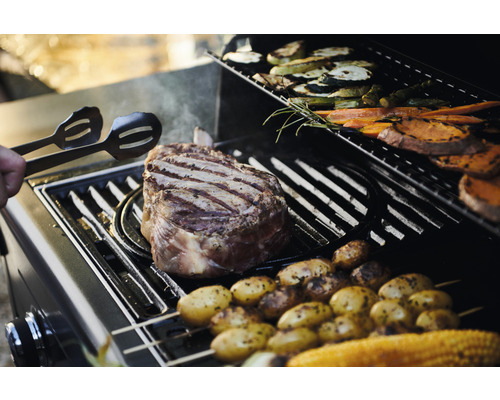Grill mit Steak, Gemüse und Grillzange