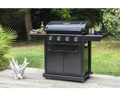 Barbecue à gaz noir avec quatre brûleurs, tables d''appoint et espace de rangement à l''extérieur