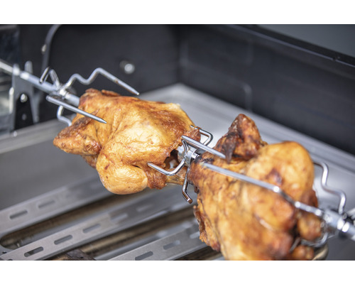 Zwei Brathähnchen auf einem Grillspieß