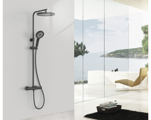 Duschsystem mit Kopf- und Handbrause in einem Badezimmer mit Meerblick.