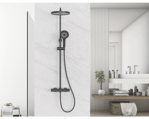 Modernes Badezimmer mit schwarzer Duschgarnitur, Kopfbrause und Handbrause