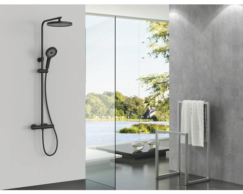 Duschsystem mit Kopf- und Handbrause in einem modernen Badezimmer