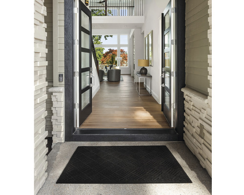 Eingangsbereich mit Fußmatte und offener Tür