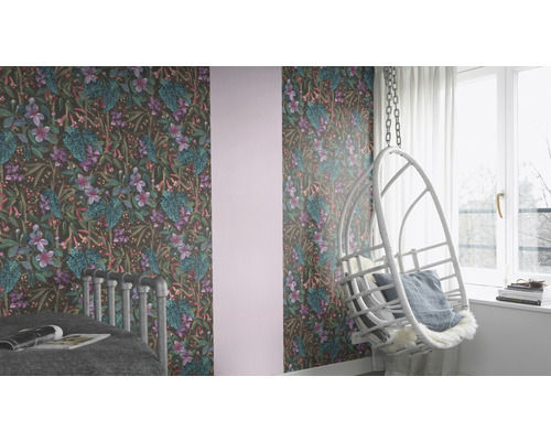 Chambre décorative avec papier peint à motifs, lit et fauteuil suspendu