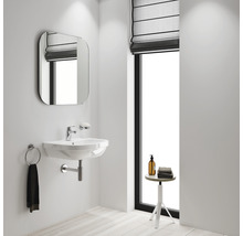 Badezimmer mit Waschbecken, Spiegel, Handtuchhalter, Seifenschale und Fenster