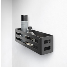 Schwarzes Badezimmerregal mit Kosmetikprodukten an einer weißen Wand