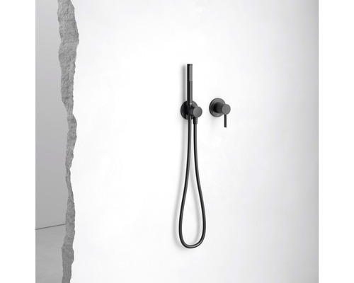 Schwarze Handbrause mit Schlauch und Wandanbringung an einer weißen Wand