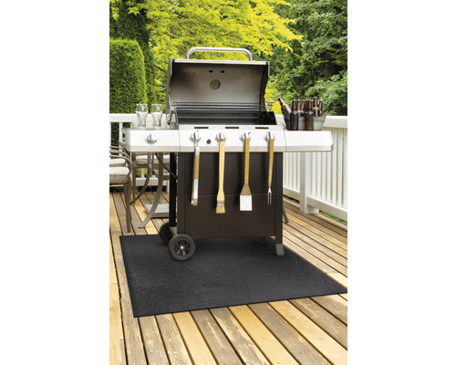 Scène de barbecue sur une terrasse en bois avec barbecue, tapis de barbecue et accessoires