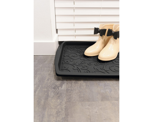 Schuhablage mit Muster und ein Paar Gummistiefel