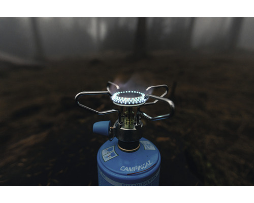 Réchaud de camping à gaz avec flamme à l''extérieur