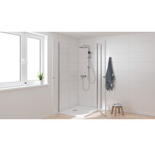 Begehbare Dusche mit Duschkabine, Duschkopf und Armatur in einem hellen Badezimmer.