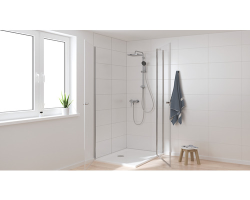 Begehbare Dusche mit Duschkabine, Duschkopf und Armatur in einem hellen Badezimmer.