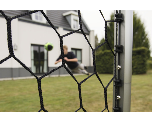 Fussballtornetz mit Fussballspieler im Hintergrund