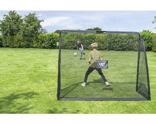 But de foot avec des enfants jouant dans le jardin