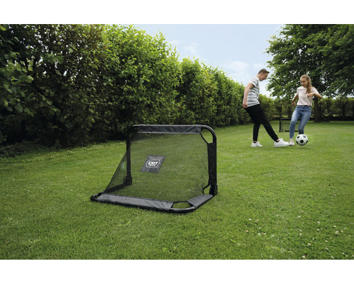But de foot avec deux adolescents sur la pelouse