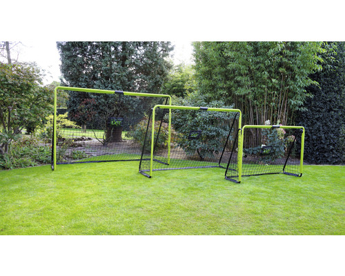 Trois buts de football de différentes tailles sur une pelouse