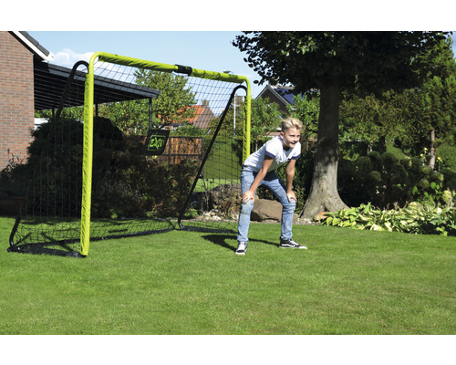 Fussballtor mit Netz und einem Kind im Garten