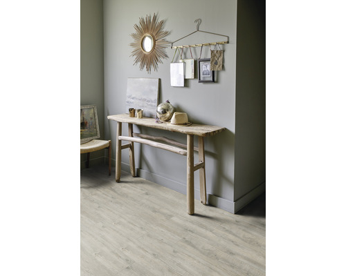 Pièce à vivre avec parquet, console et miroir