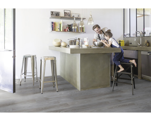 Helles Küchendesign mit Kücheninsel, Barhockern und Vinylboden mit Holzstruktur.