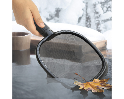 Épuisette de piscine pour enlever les feuilles et les saletés de l''eau
