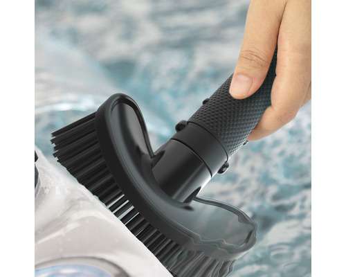 Nettoyage avec brosse pour l''entretien automobile