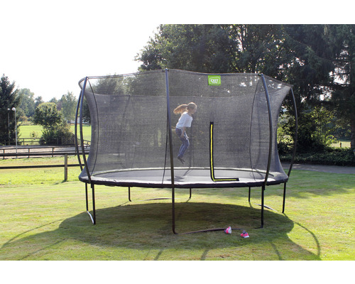 Rundes Gartentrampolin mit Sicherheitsnetz und springendem Kind