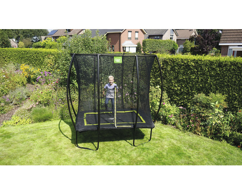 Rechteckiges Gartentrampolin mit Sicherheitsnetz und springendem Kind