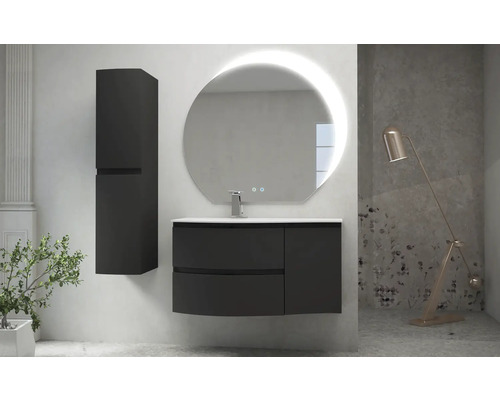 Salle de bains avec meuble-lavabo, miroir et armoire haute.