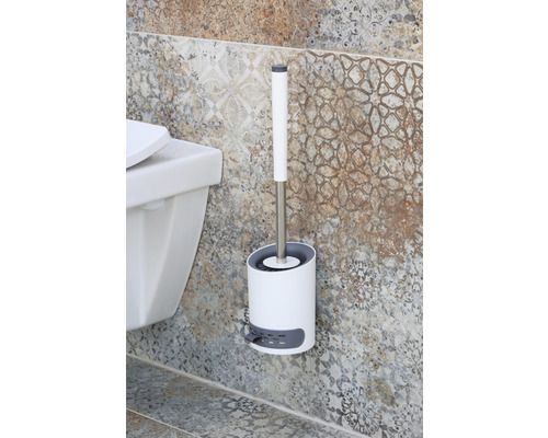 Ensemble de brosse de toilette mural à côté des toilettes