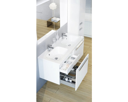 Salle de bains avec double vasque blanche, meuble sous-vasque avec tiroirs et espace de rangement