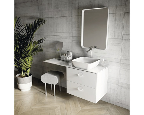 Salle de bains avec lavabo, meuble sous-vasque à tiroirs, miroir et tabouret