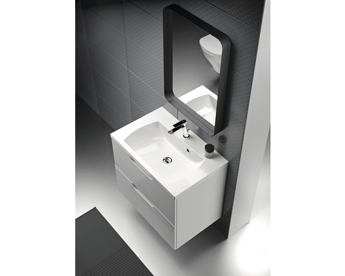 Modernes Badezimmer mit Waschtisch, Spiegel und Armatur