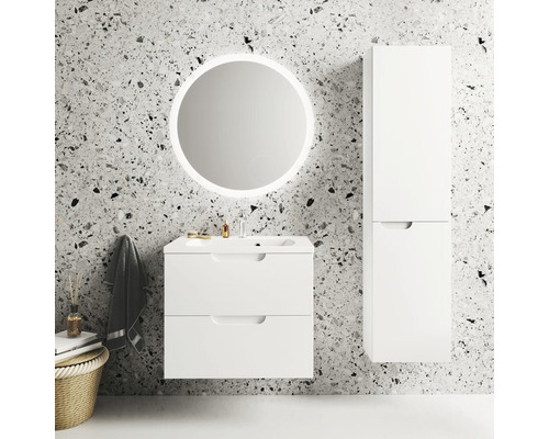 Badezimmer mit Waschtischunterschrank, Spiegelschrank und Hochschrank vor einer gemusterten Wand