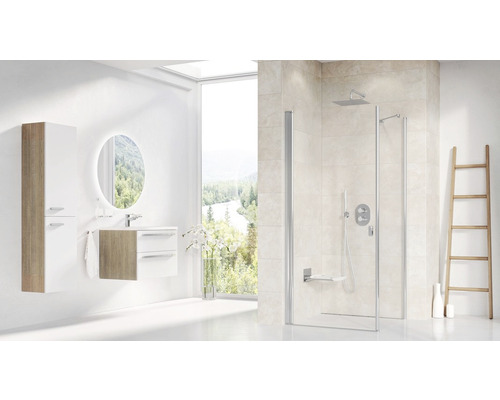 Badezimmer mit Duschkabine, Waschtisch, Spiegelschrank und Handtuchleiter