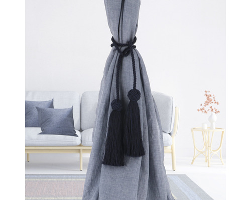 Dekorativer Vorhang mit Quasten als Raffhalter im Wohnzimmer.