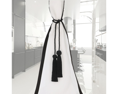 Rideau avec glands devant une cuisine