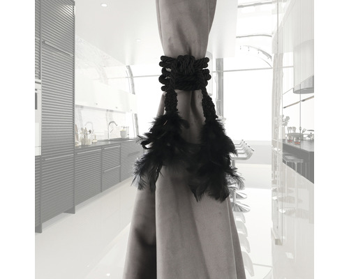 Dekorativer Vorhanghalter aus Seil und Federn vor einem Küchenfenster