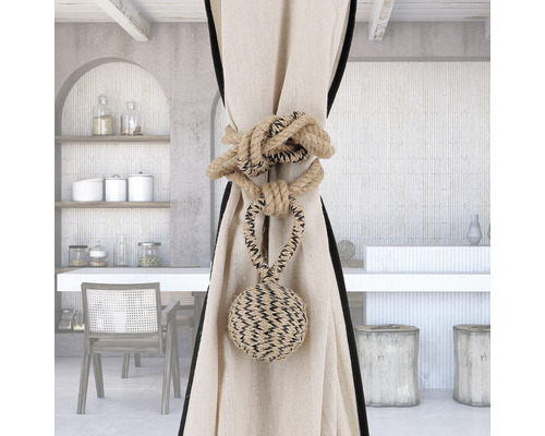 Dekorative Vorhanghalterung aus Seil mit Kugeldetail vor einem Küchenhintergrund.