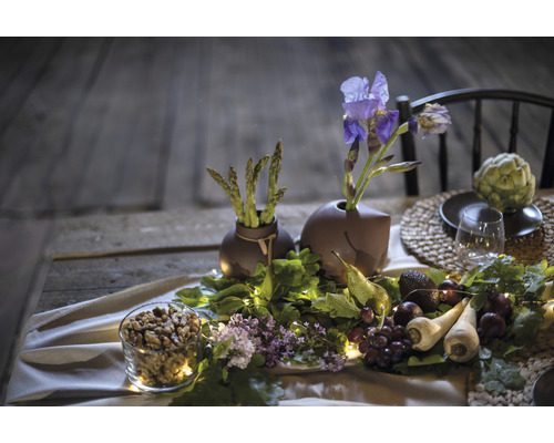 Dekorativer Tisch mit Blumen, Gemüse und Obst