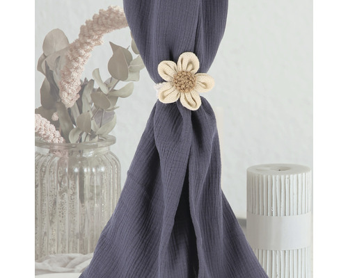 Embrasse de rideau décorative en forme de fleur de jute sur un rideau