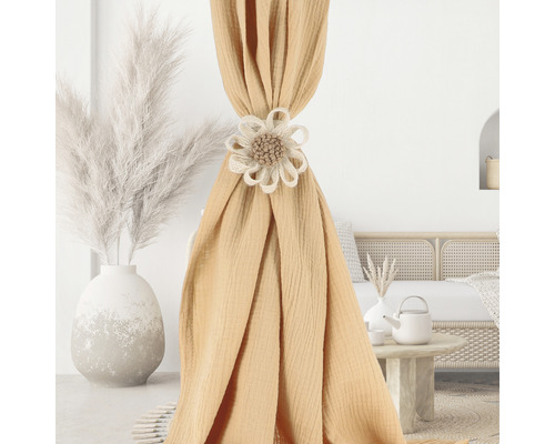 Rideau décoratif avec embrasse à fleurs dans une pièce lumineuse