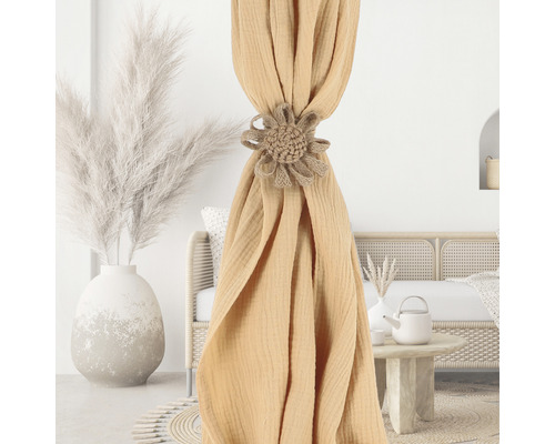 Rideau décoratif avec embrasse à fleurs dans un salon lumineux