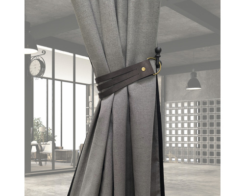 Rideau gris avec support en cuir dans une pièce