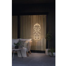 Espace extérieur avec canapé, table et décoration lumineuse