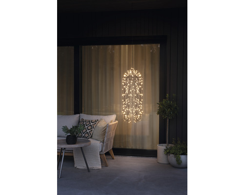 Espace extérieur avec canapé, table et décoration lumineuse